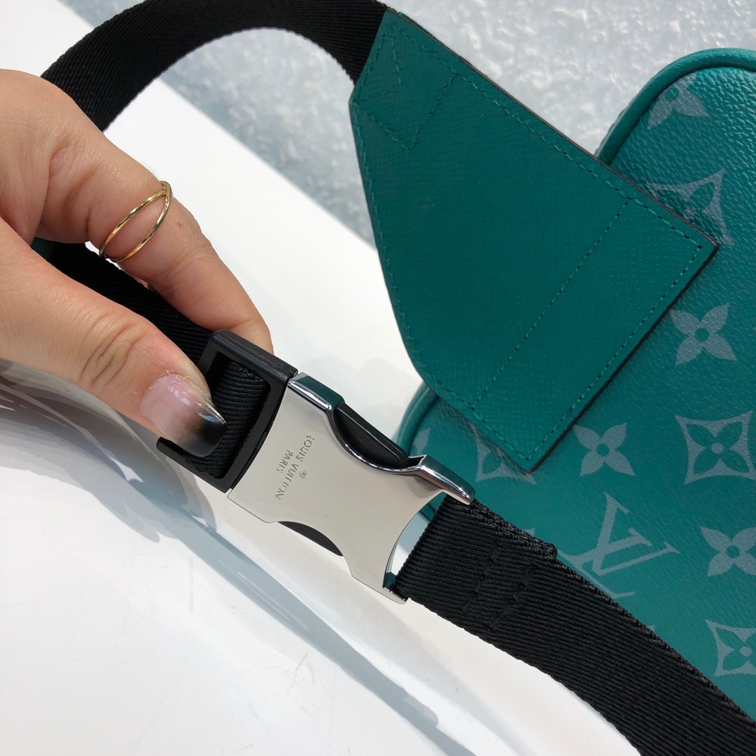 路易威登官网 驴家最新Taigarama系列43845 结合了品牌经典的taiga皮质和Monogram帆布