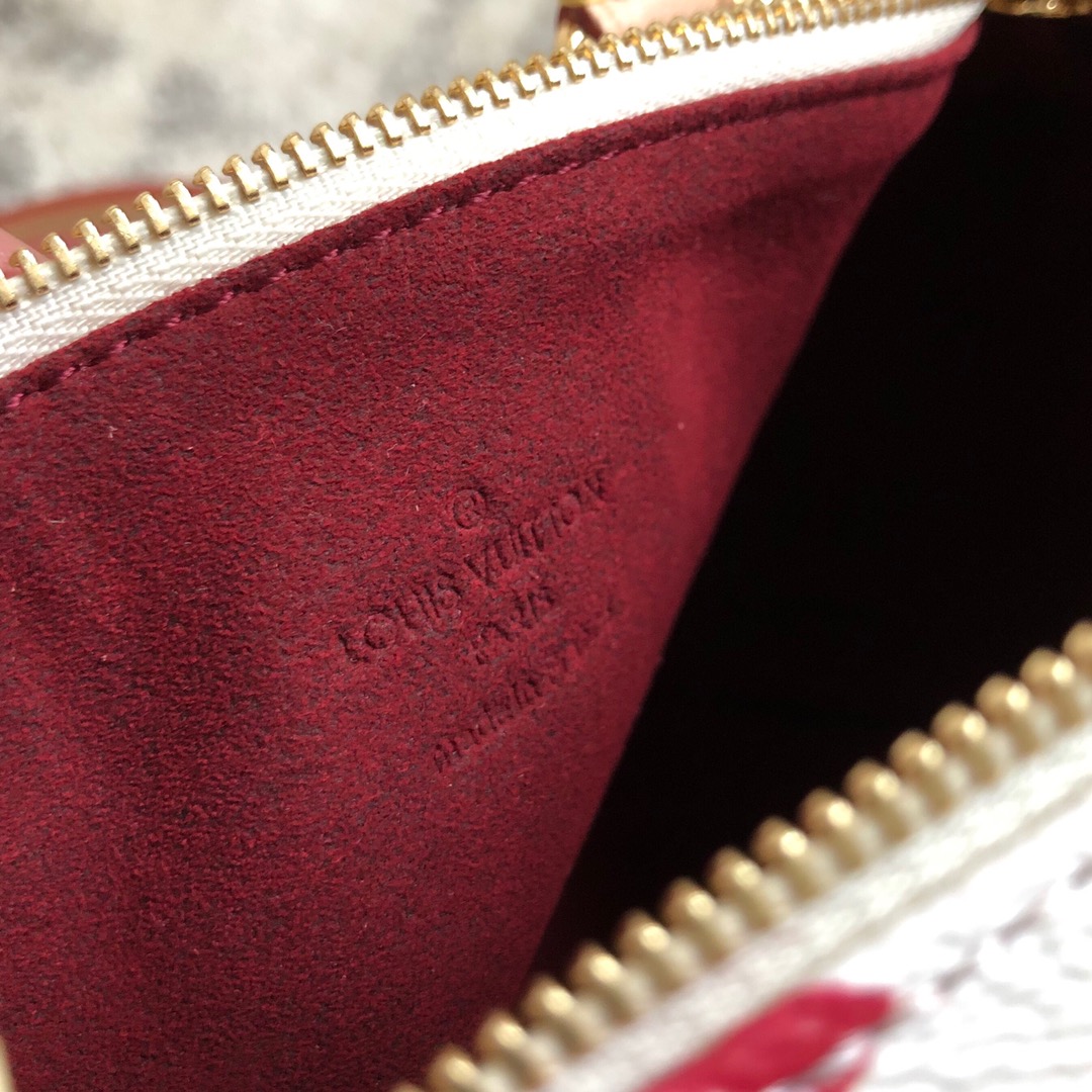 广州白云皮具城 绝版三彩mini枕头包67766 内里是很美的红丝绒 极具收藏价值