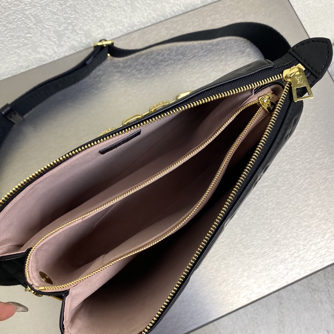 【￥1480】驴家2021新款包包57793 明亮简约的配色和设计 大包与金属肩带的搭配