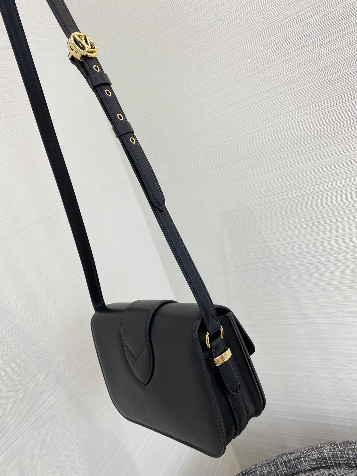 【￥1580】全新的Pont9手袋55897 以浪漫的巴黎新( pont neuf)为灵感 表现巴黎女子轻松优雅的时尚态度