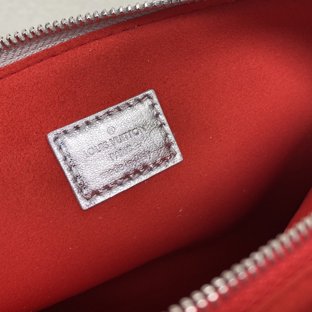【￥1480】驴家2021新款包包57793 明亮简约的配色和设计 大包与金属肩带的搭配