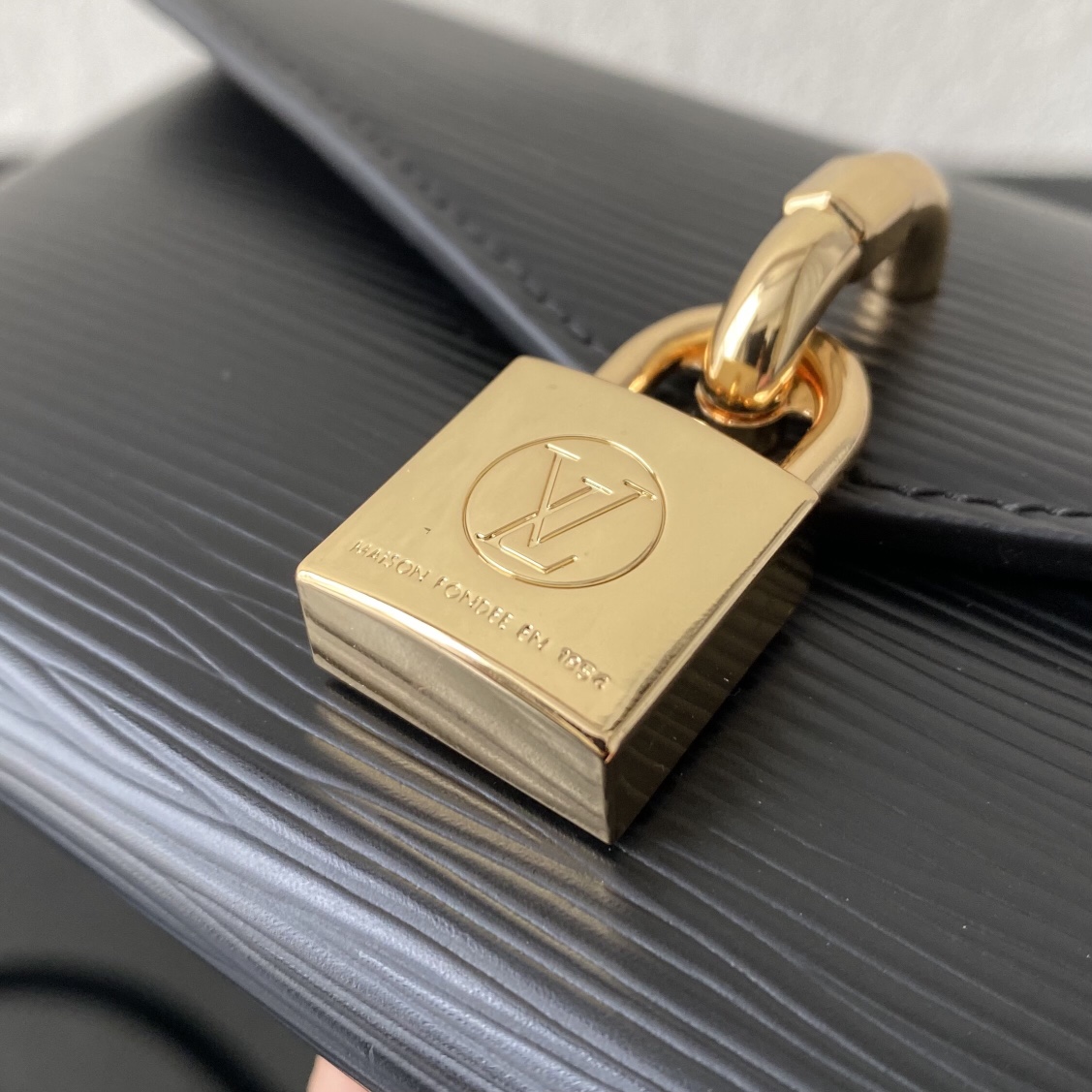 【￥880】LV最新小单品锁头包80763 小巧精致 一包多用 时髦百搭 凹造型神器