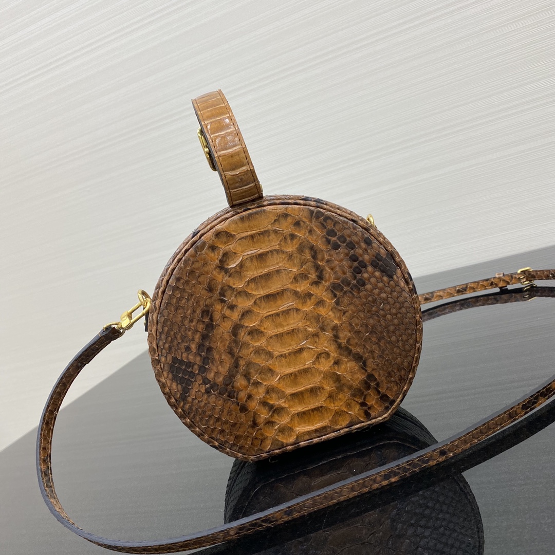 【￥3000】【帽箱包】[全钢五金] 以帽盒为灵感而来的一款非常独特包款 箱子包买驴家的就对了 18×8×16.5cm43516