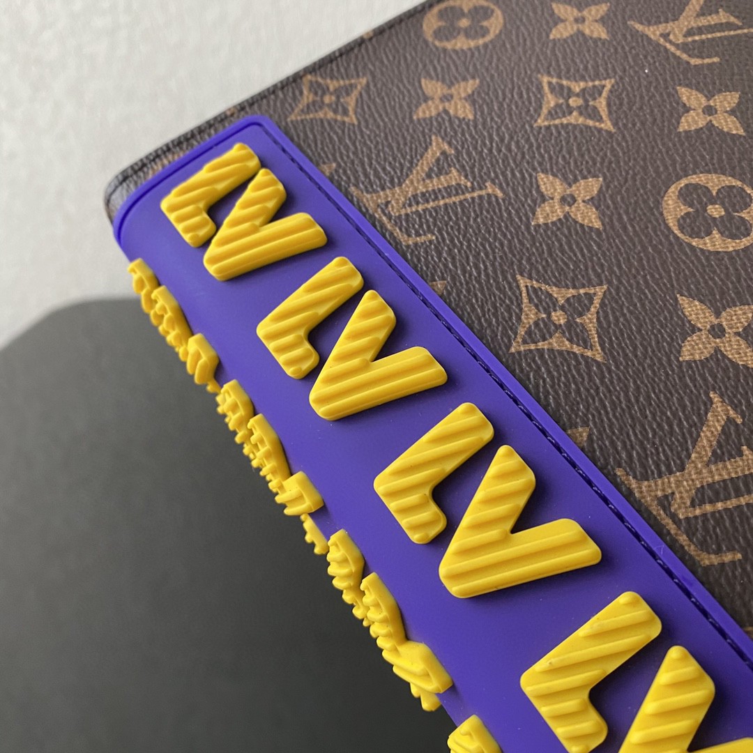 【￥780】到货 早秋系列CRUISER手包 卡通设计的斜纹字母LOGO经典老花超级抢眼 黄紫的撞色搭配 25×6×20cm57968