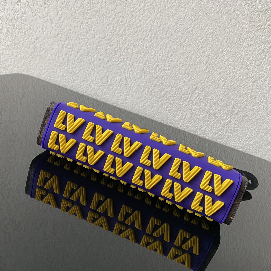 【￥780】到货 早秋系列CRUISER手包 卡通设计的斜纹字母LOGO经典老花超级抢眼 黄紫的撞色搭配 25×6×20cm57968