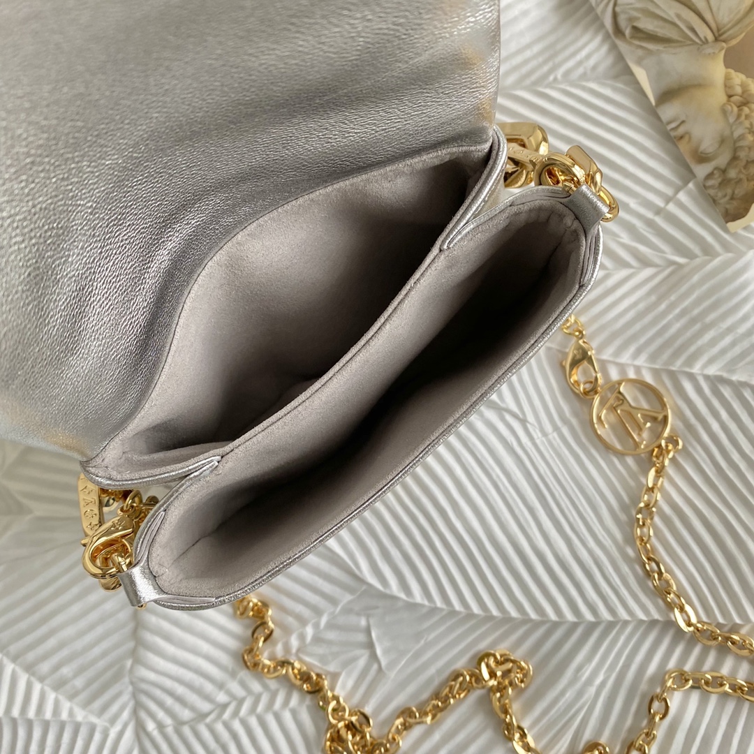 【￥1020】 Mini Coussion 银色亮片手袋搭配真是行走的高级感 立体印花logo 小羊皮材质搭配金色长细链条 13×4×10，81125