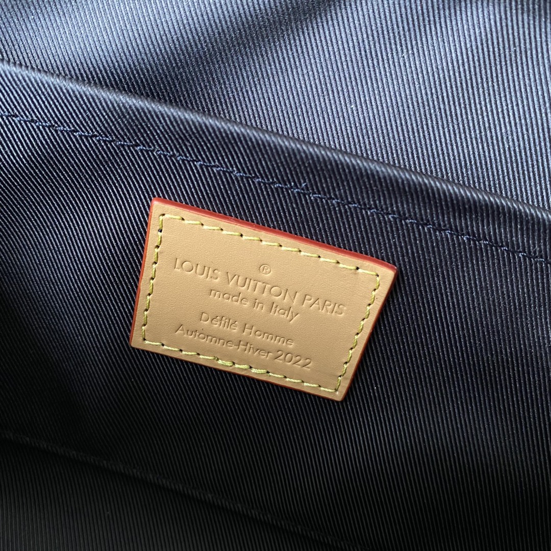 【￥1050】Louis新款Soft trunk手袋 波纹线条和失焦的图案 很独特 22×5×14cm81580